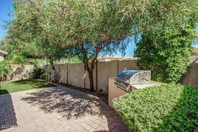 Building Photo - 934 E Madeline Dr