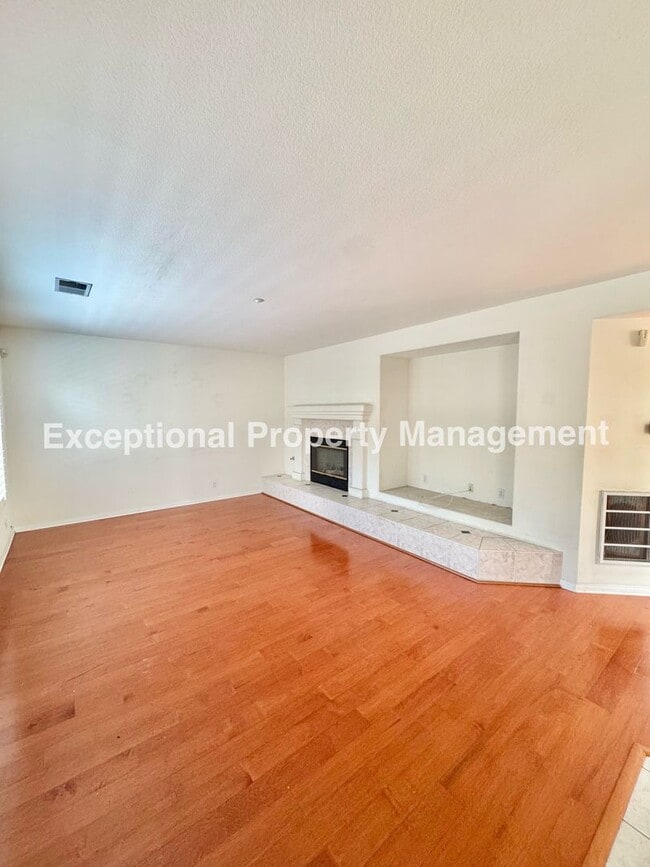 Building Photo - Ready to move in 4 bedroom 4 bath home!