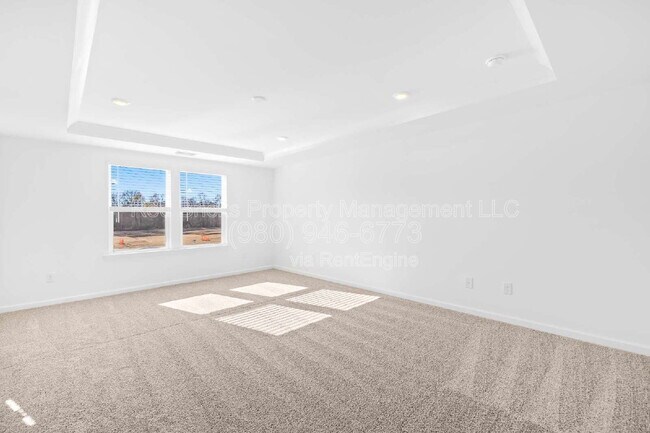 Building Photo - 2133 Riverbend Ave