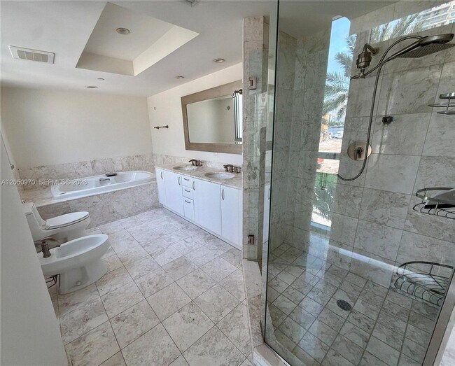 Building Photo - 1331 Brickell Bay Dr