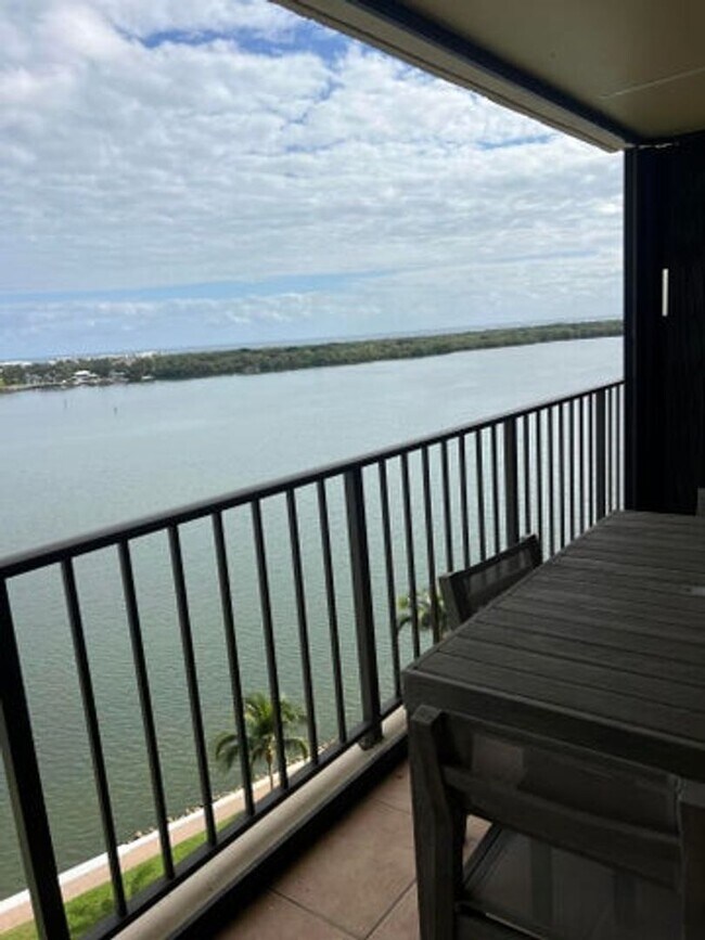 Building Photo - 132 Lakeshore Dr