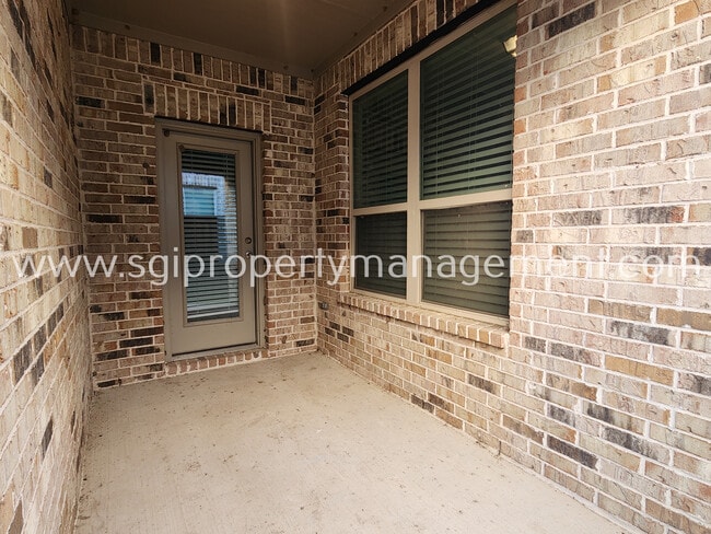 Building Photo - 2024 Miramar Dr