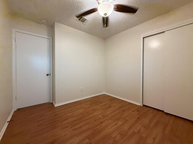 Building Photo - 1030 London Ln