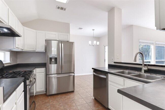 Building Photo - 927 Picadilly Dr