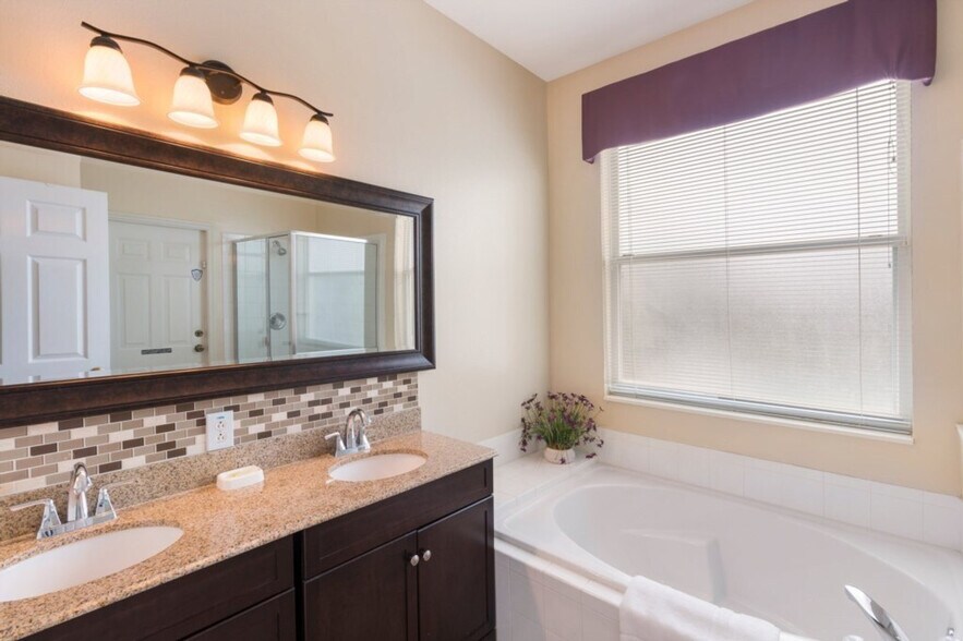 Building Photo - 8171 Fan Palm Way