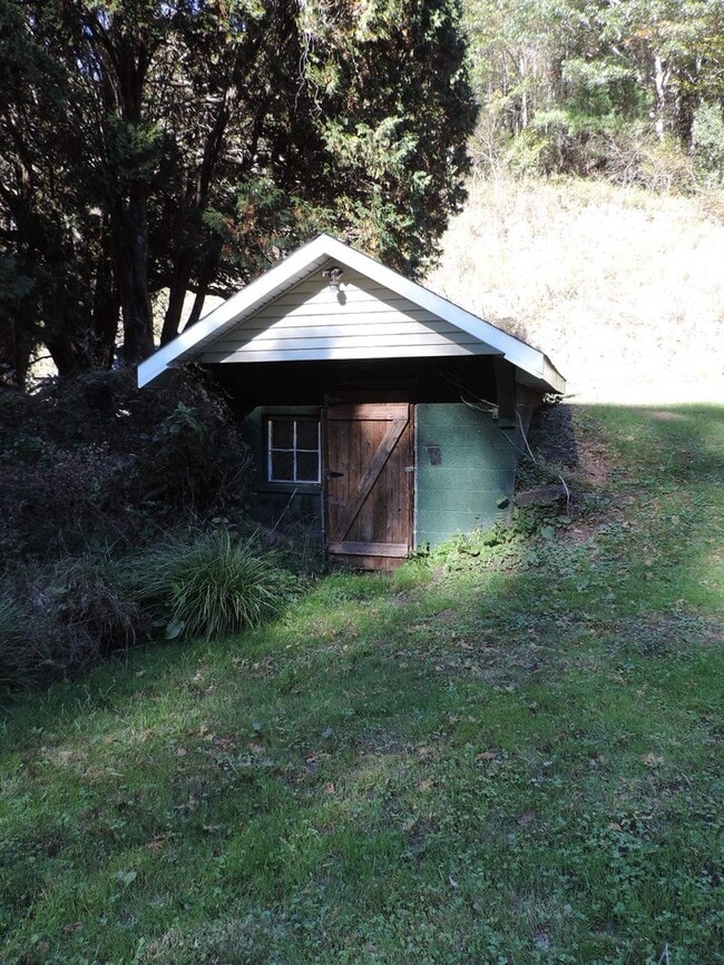 Building Photo - Cute 2/1 Cottage in Fleetwood with Office Space Upstairs