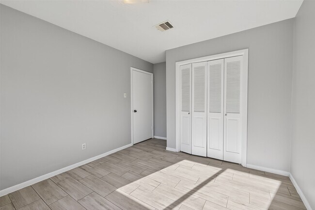 Building Photo - 14035 Utopia Dr