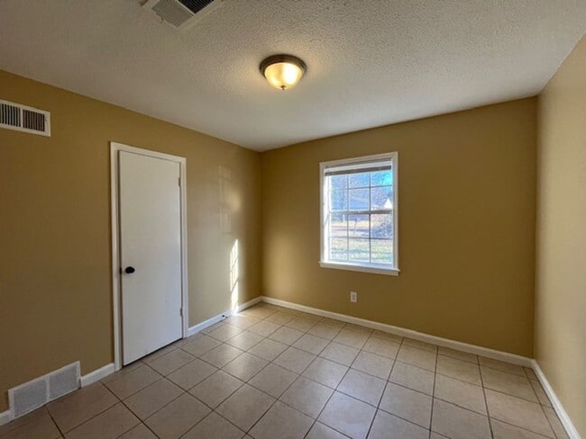 Building Photo - Renovated 3 Bedroom 1 Bath Home for Rent!!