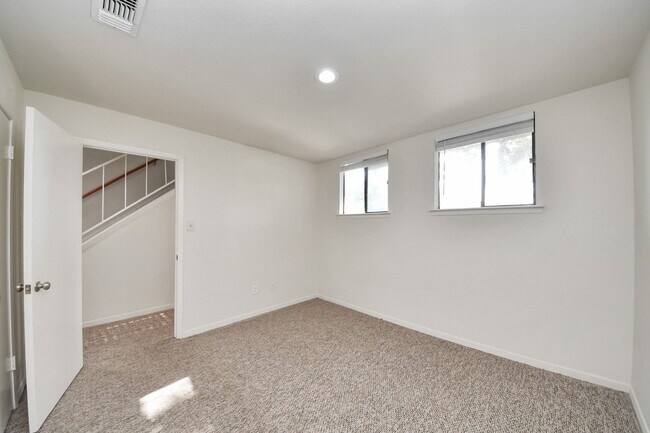 Building Photo - 1059 Country Pl Dr