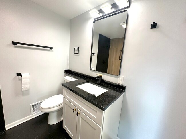 Building Photo - 1007 Pine St