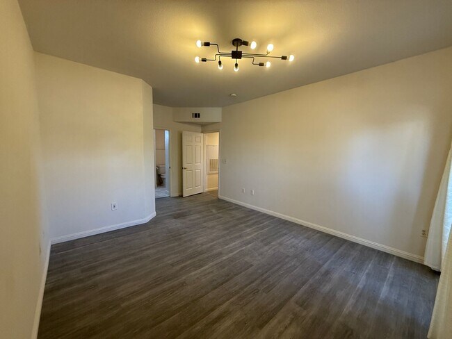 Building Photo - Renovated 2 Bedroom in Summerlin