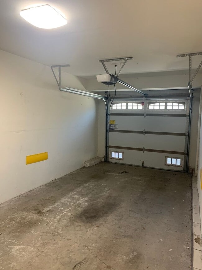 Building Photo - Spacious Lake Forest condo available 09/05...