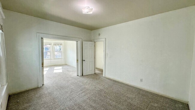 Building Photo - Spacious Upper Unit of a Duplex in Downtown Oakland w/ Shared Yard