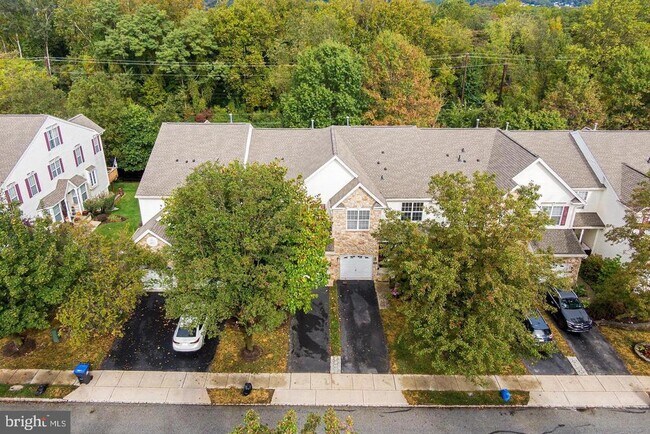 Building Photo - 233 Birchwood Dr