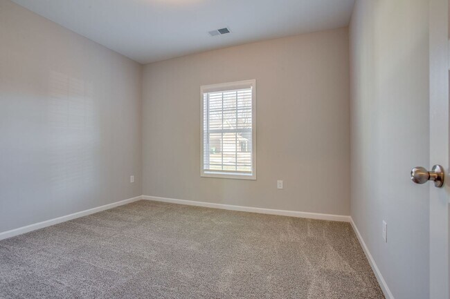Building Photo - ***ASK ABOUT OUR FREE RENT SPECIAL (with a...