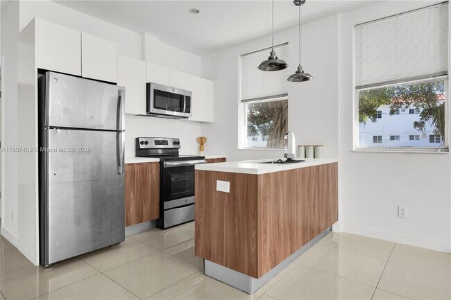 Building Photo - 924 Marseille Dr