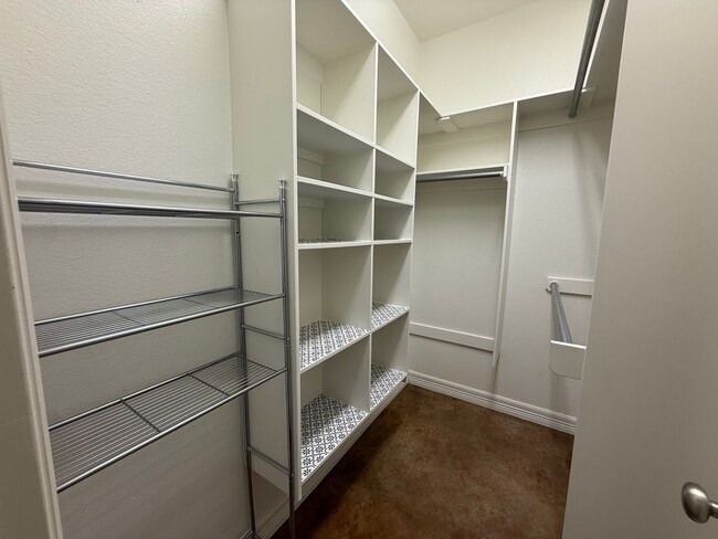 Building Photo - Elegant 4-bed/2-bath plus Garage!