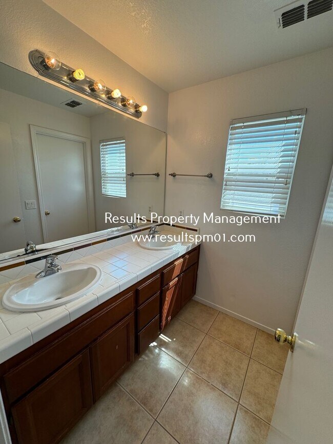 Building Photo - Roseville 4 Bedroom Beauty with Bonus Room!