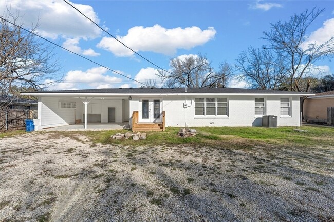 Building Photo - 2416 Lake Air Dr