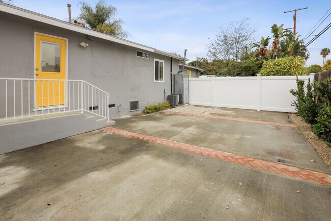 Building Photo - 1018 S Bruce Ln