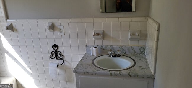 Building Photo - 513 Center St