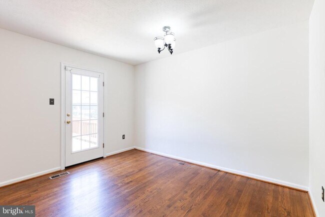 Building Photo - 6 Sandview Ct