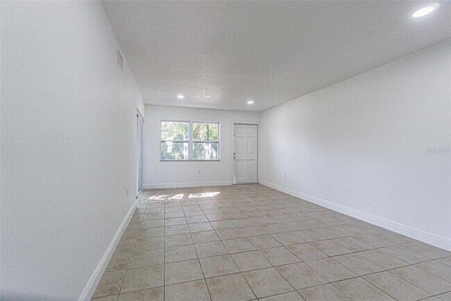 Building Photo - 556 Clearwater Largo Rd