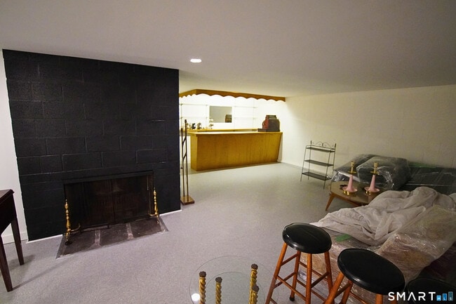 Building Photo - 30 Day Spring Ave