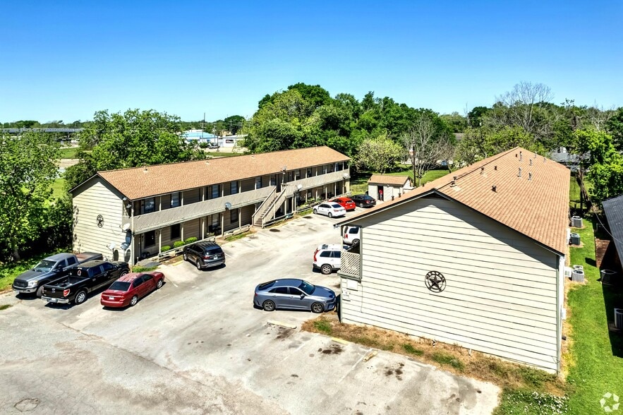 Building Photo - Move-In Special | Affordable Angleton Apts