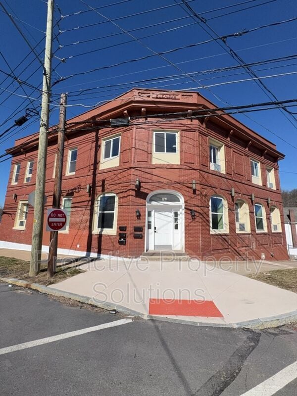 Building Photo - 730 N Main St