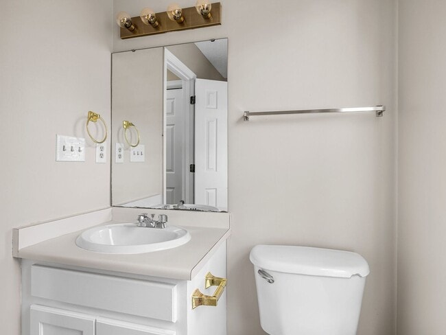 Building Photo - Cozy 3 Bedroom, 2.5 Bath Town Home with 2 ...
