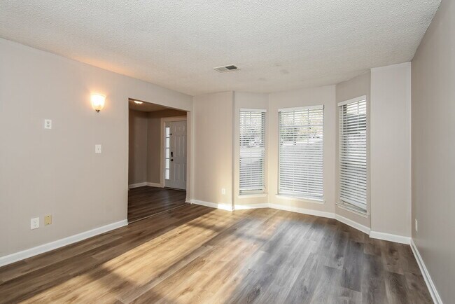 Building Photo - 1365 Lywellen Ct