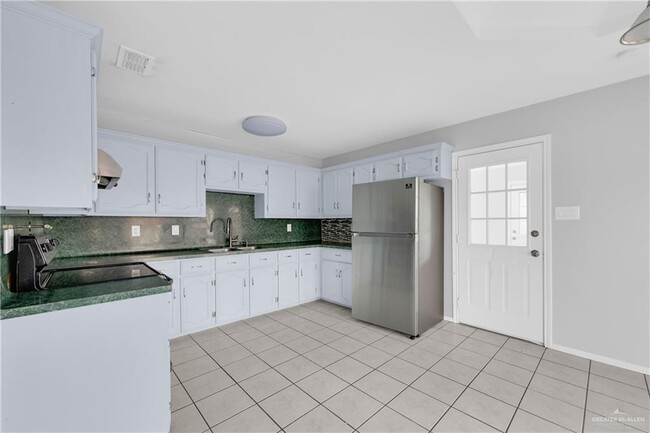 Building Photo - 18 Cassandra St