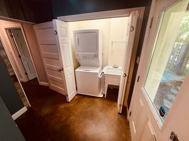 Building Photo - 567 W King St