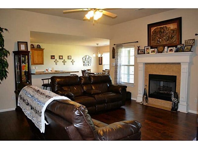 Building Photo - Cute 3 Bedroom Home on Lake Bentonville!