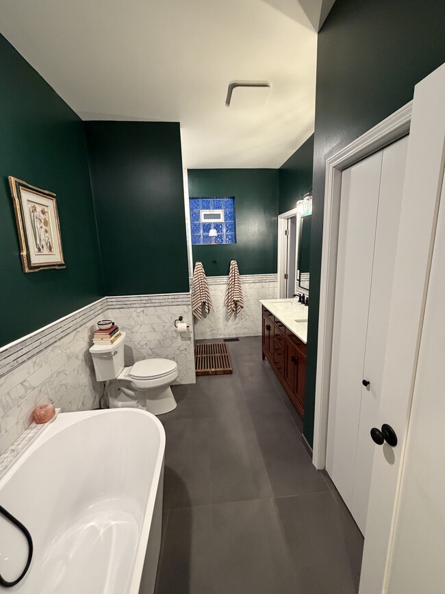 Building Photo - 2416 W Thomas St