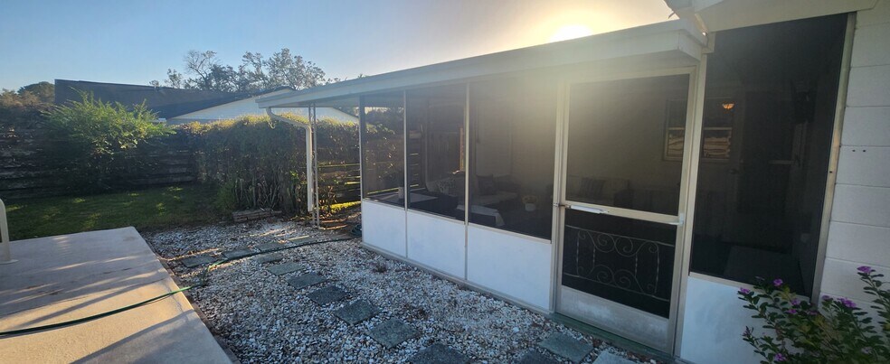 Screened patio - 5914 Wilson Dr