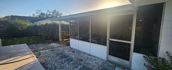 Screened patio - 5914 Wilson Dr