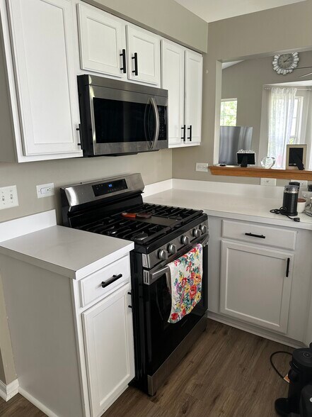 Kitchen with updated appliances - 1670 Park Vista Ln