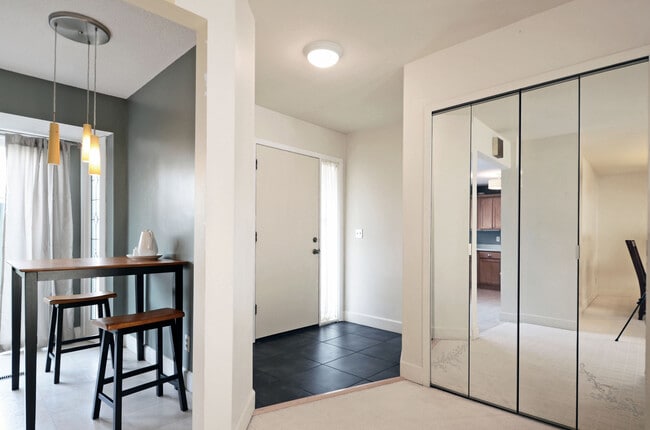 Building Photo - Wonderful 3 Bed 2 Bath Townhome in Little Canada