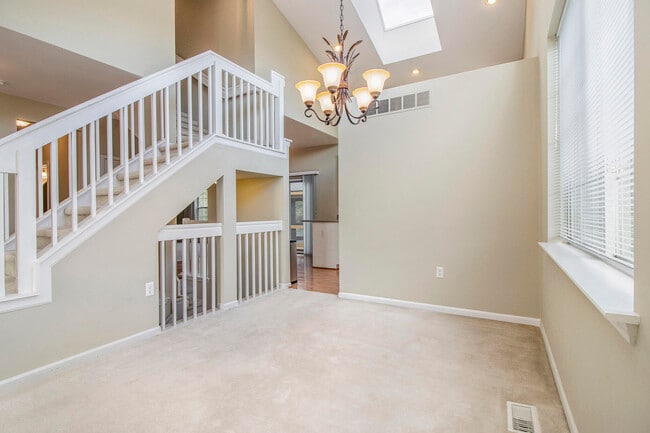 Building Photo - 5974 Versailles Ave E