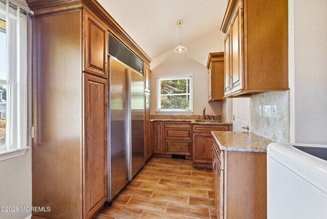 Building Photo - 470 Monmouth Pl