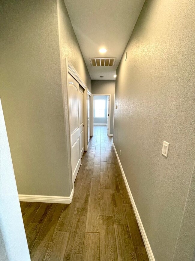 Building Photo - Beautiful 3 Bedroom Townhome Near Kingman Hospital!