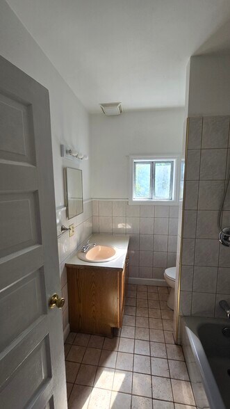Full Bathroom - 776 Melbourne St