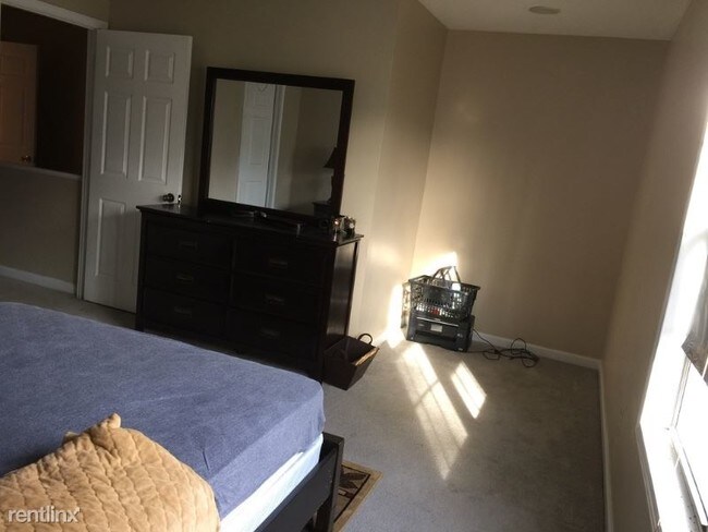Building Photo - 2 br, 1.5 bath Condo - 162 Oxbo Rd