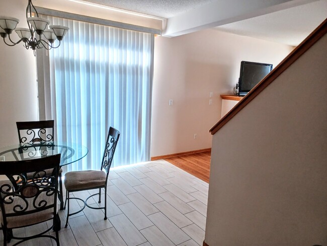 Building Photo - 2 Bedroom 2 Bath End Unit Townhouse - Shak...