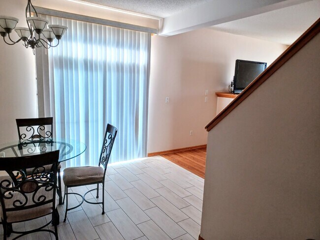 Building Photo - 2 Bedroom 2 Bath End Unit Townhouse - Shakopee