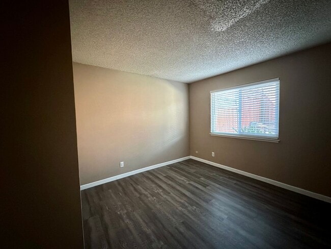 Building Photo - Lovely 2 bed 1 bath!