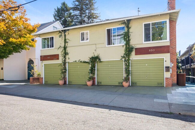 Building Photo - Stunning 2-Bed, 1-Bath Condo in the Heart ...