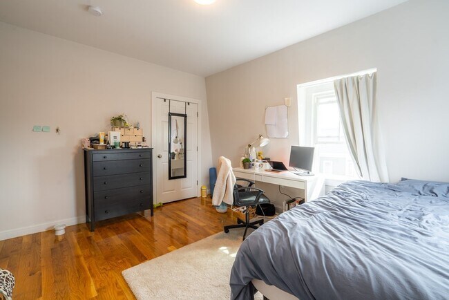 Building Photo - 745 Somerville Ave